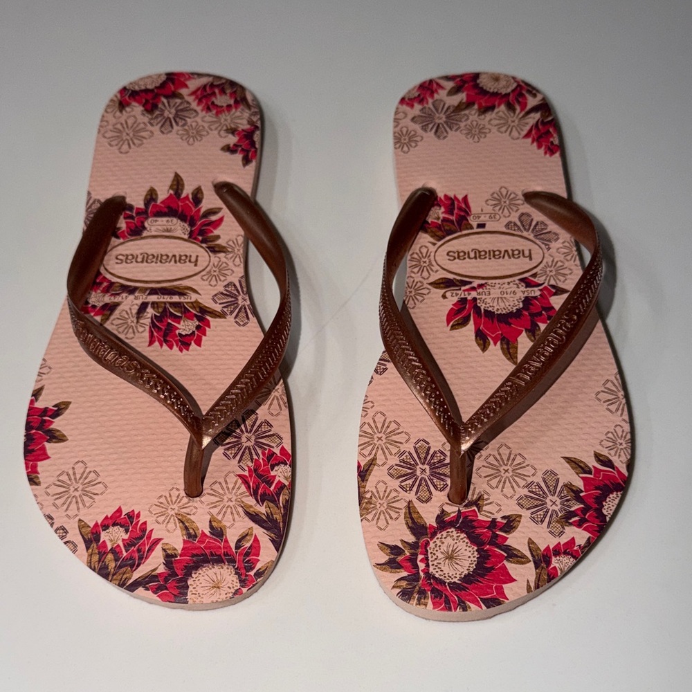 Havaianas Slim Organic flip flops with a floral print w/ metallic straps 9/10